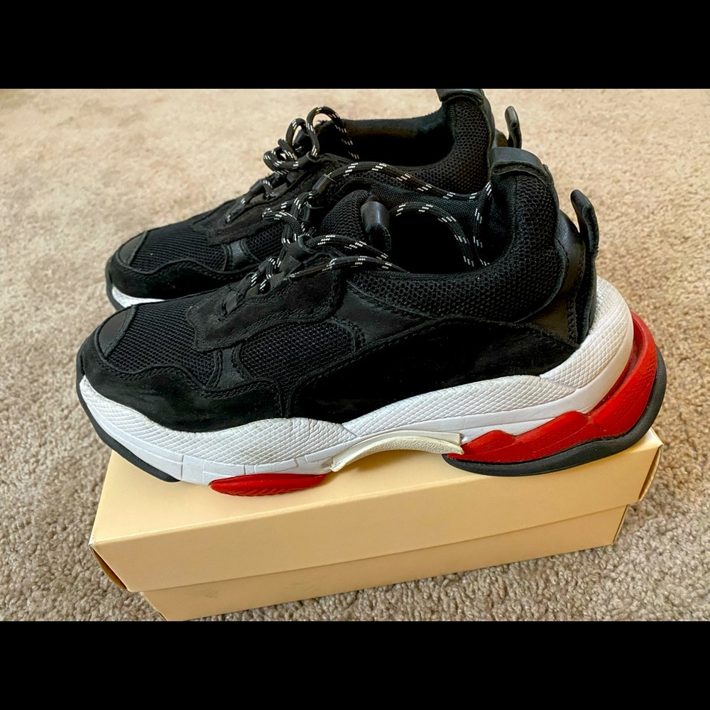 Sneaker fashion shoes size 7.5 in Women. Used but it’s good